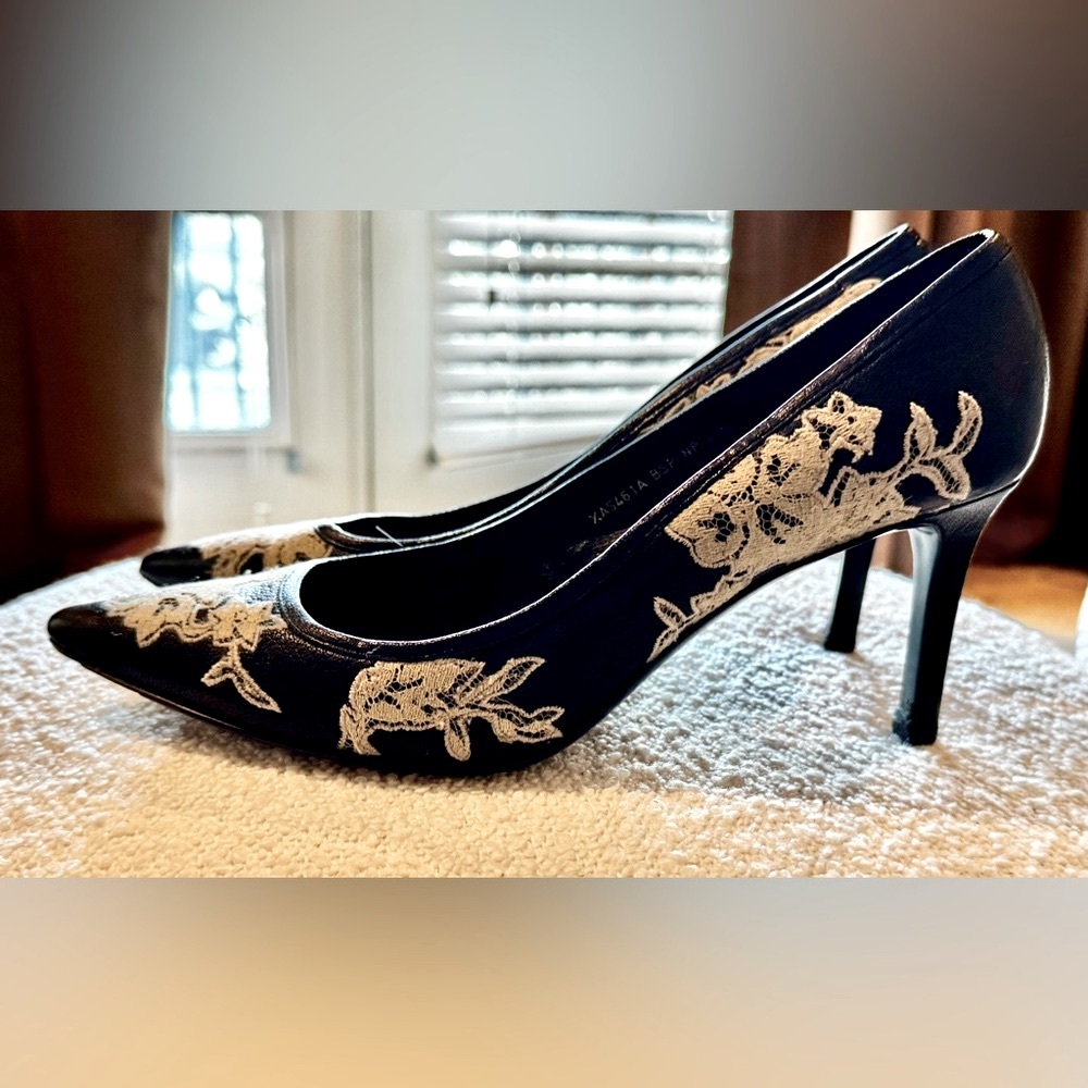 Valentino Garavani  Women's Black and Cream Lace Pumps ~GREAT CONDITION